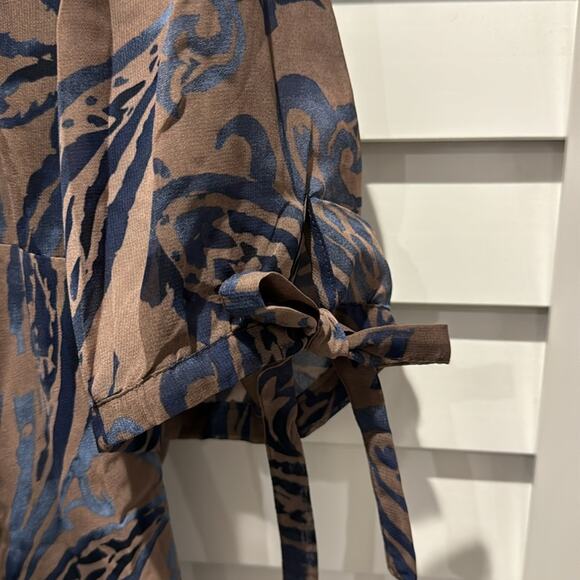 Sara Michelle Woman NWOT lined Blouse in a beautiful print in 100% Polyester. - Picture 4 of 5